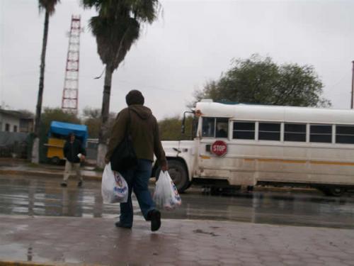 “Tiemblan” familias por frío y aumentos al micro